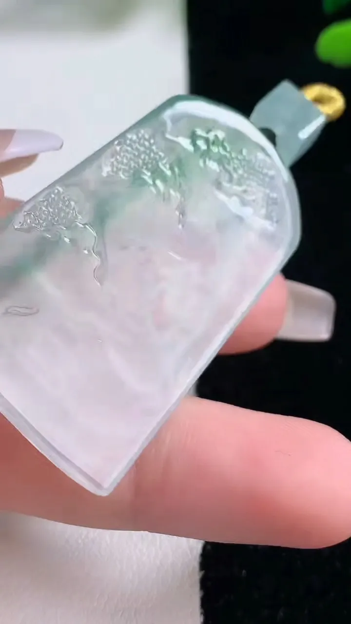 天然A货翡翠不动明王吊坠，尺寸45-27.7-5，重量:15.67g
12月29日