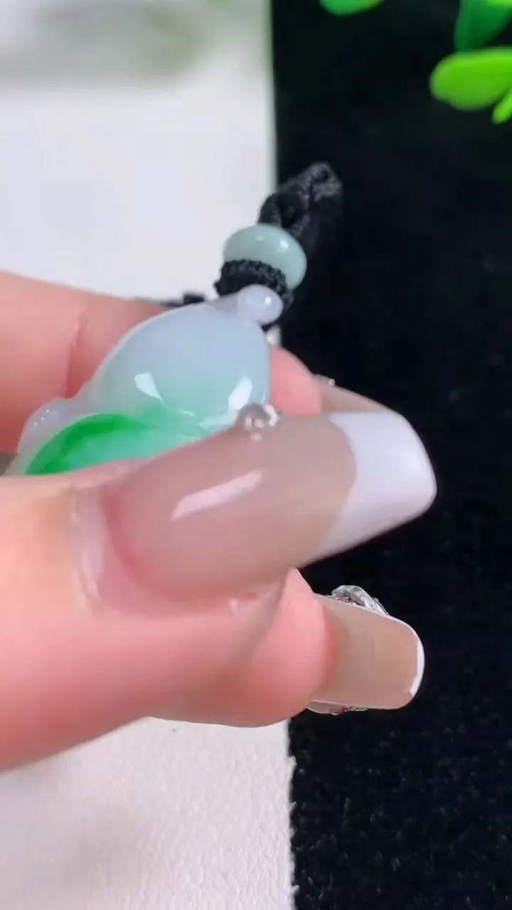 天然A货翡翠葫芦吊坠，尺寸36.3-23-15.3，重量:22.22g
12月29日