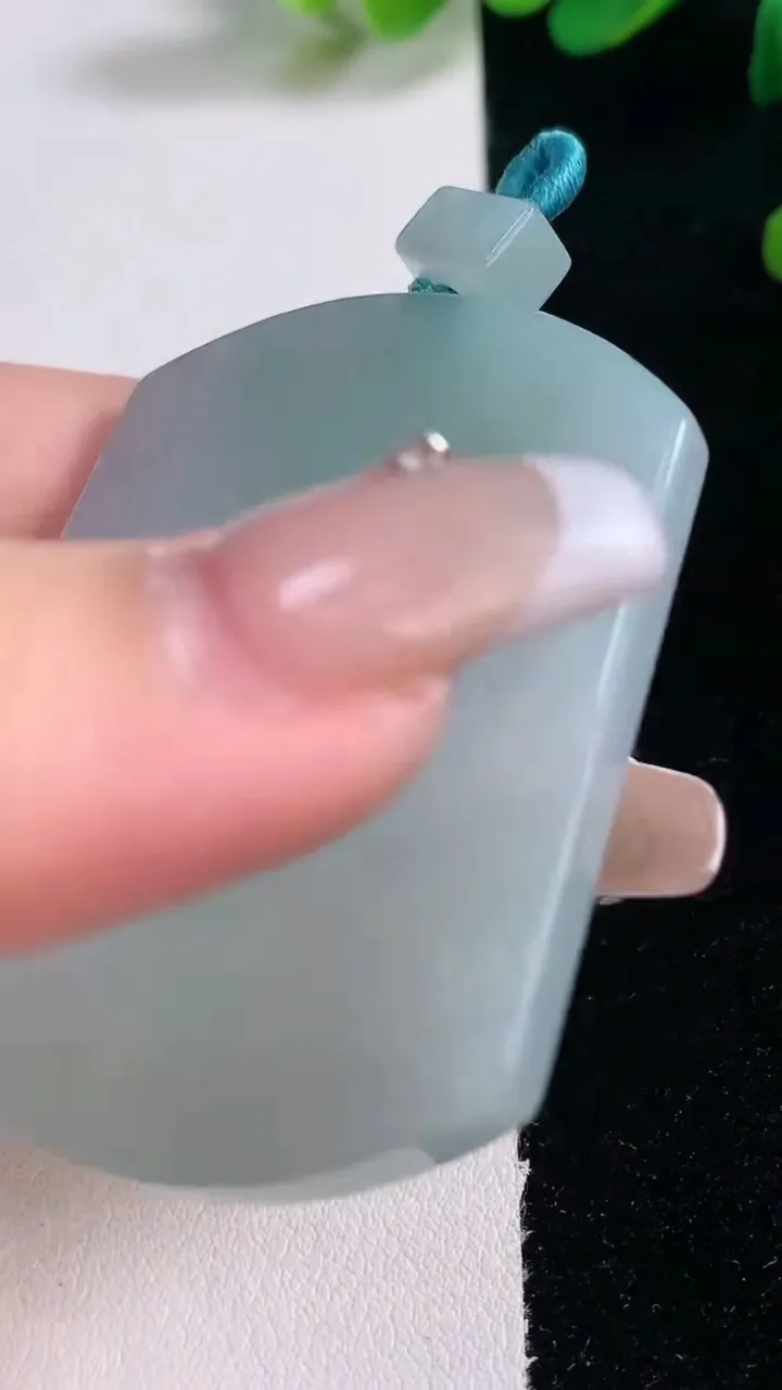 天然A货翡翠无事牌吊坠，尺寸53-40-5.2，重量:33.54g
12月29日