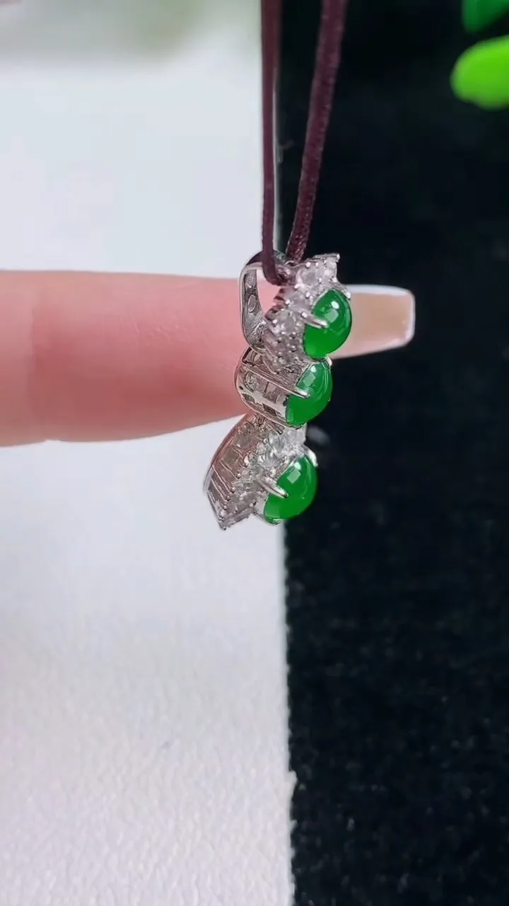 天然A货翡翠蛋面吊坠，尺寸26.3-10-7.2裸石5.4，重量:2.63g
12月29日