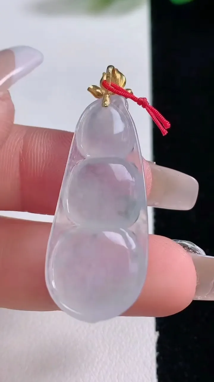 天然A货翡翠18K金飘花福豆吊坠，尺寸37-15.8-5.5，重量:5.28g
12月29日