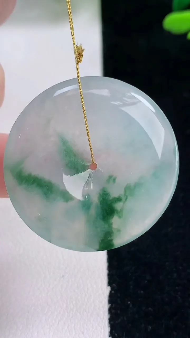 天然A货翡翠冰种飘花平安扣吊坠，尺寸34.8-5.5，重量:14.77g
12月29日