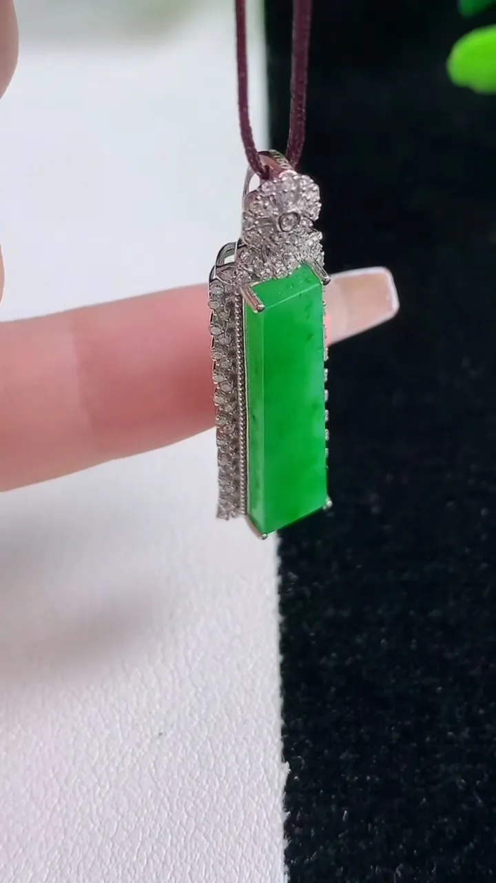 天然A货翡翠无事牌吊坠，尺寸38.3-10.8-6.4，裸石28.3-7.5重量:3.63g
12月29日