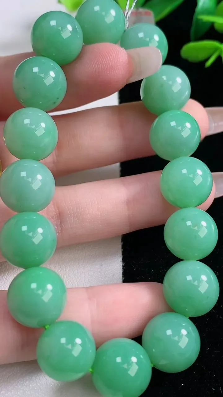 天然A货翡翠圆珠手串，尺寸12.4-16颗，重量:52.27g12月29日
工厂直销收藏佳品,种好水足，色泽均匀，有种有色，上手高大气！