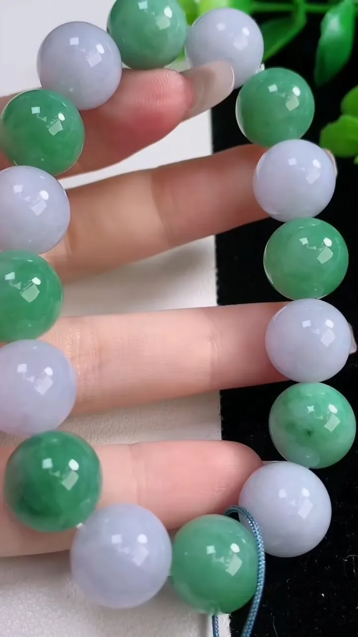 天然A货翡翠圆珠手串，尺寸12.8-16颗，重量:62.61g12月29日
工厂直销收藏佳品,种好水足，色泽均匀，有种有色，上手高大气！