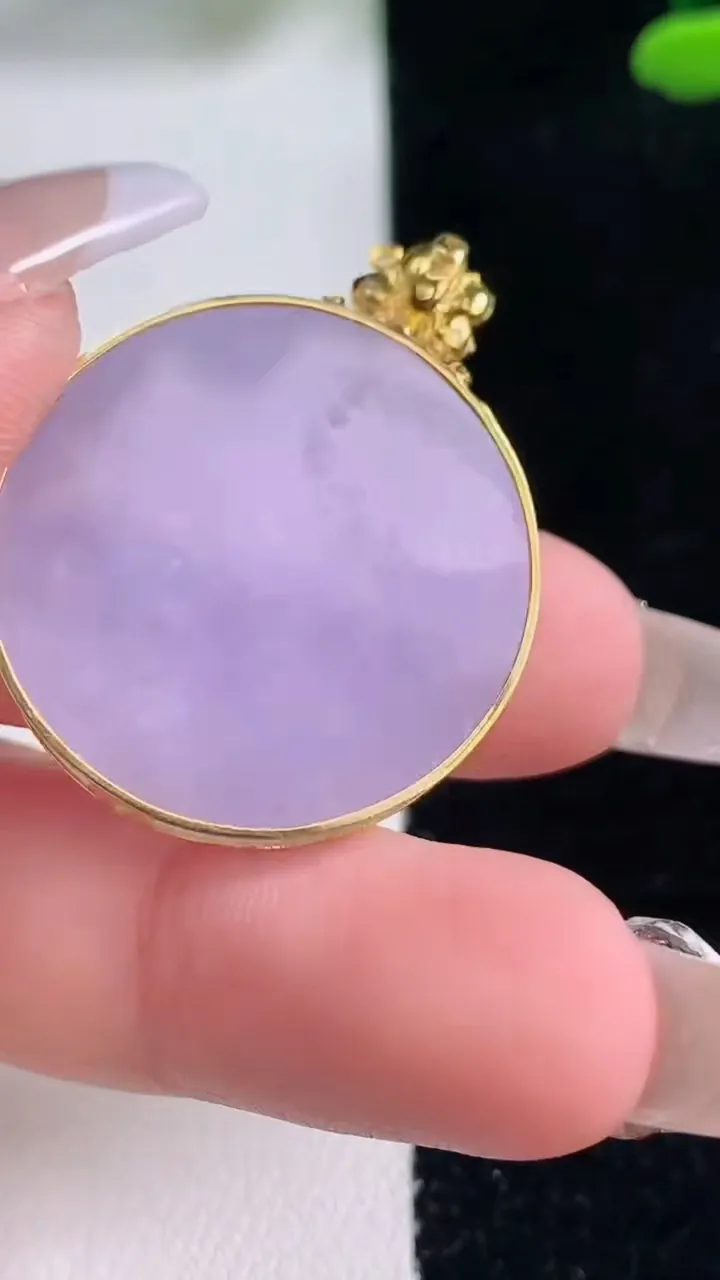 天然A货翡翠18K金紫罗兰无事牌吊坠，尺寸26.4-3.8，重量:8.09g
12月29日