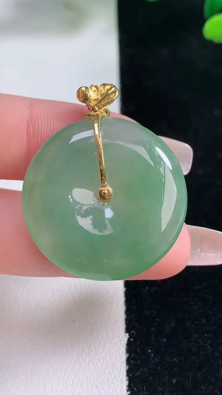天然A货翡翠平安扣吊坠，尺寸28.3-5.5，重量:10.45g
12月29日