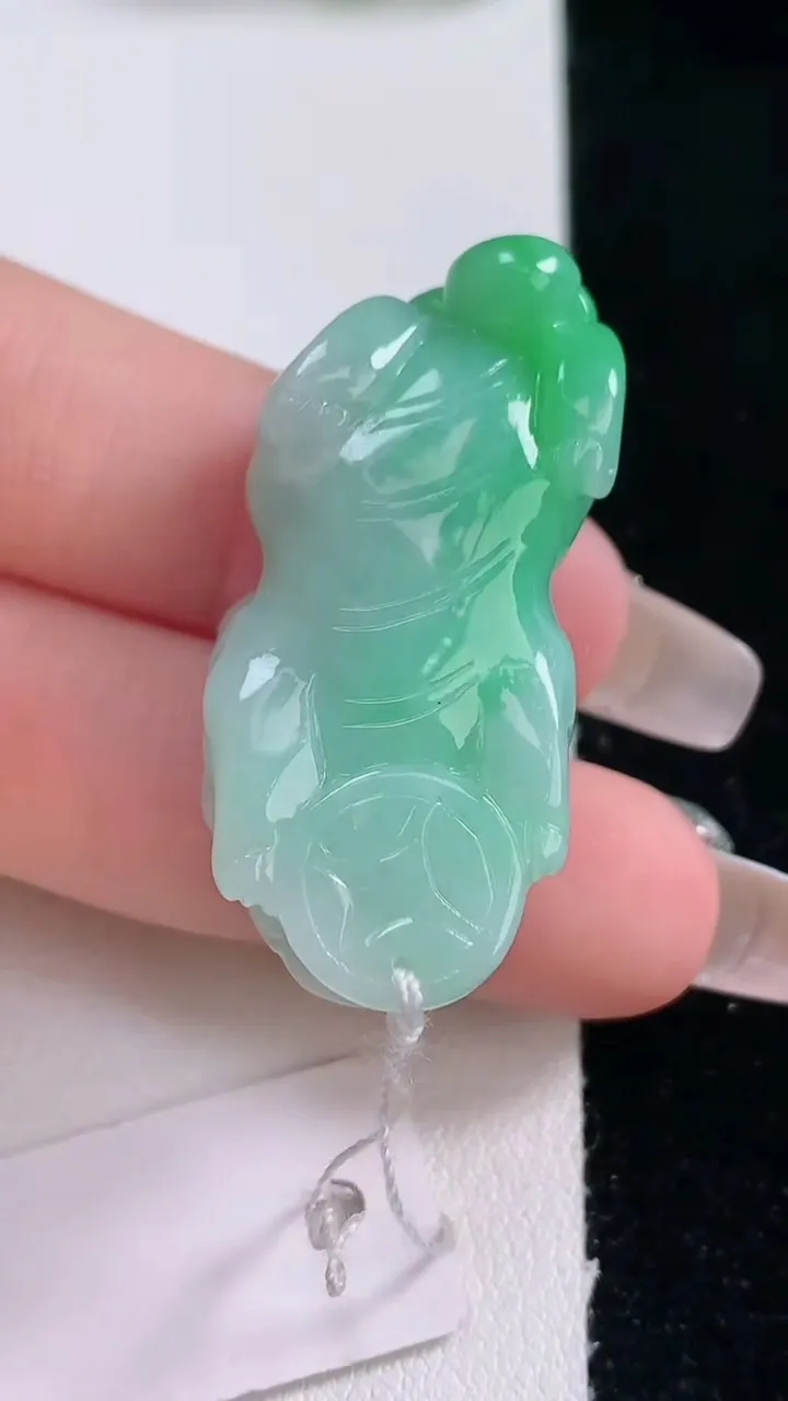 天然A货翡翠貔貅吊坠，尺寸37.8-18-12.4，重量:18.56g
12月29日