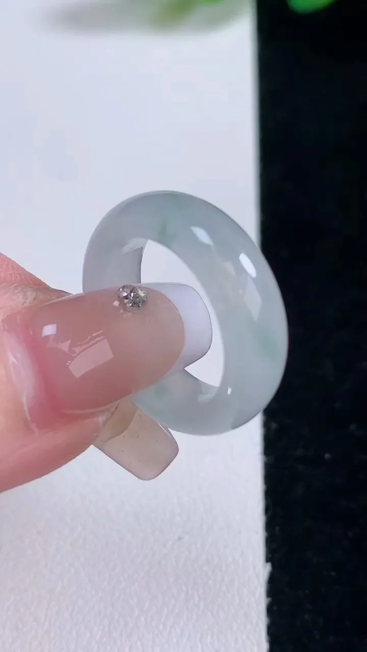 天然A货翡翠冰种飘花指环戒指，尺寸16.2-6-3.4，重量:4.17g2025年12月29日
工厂