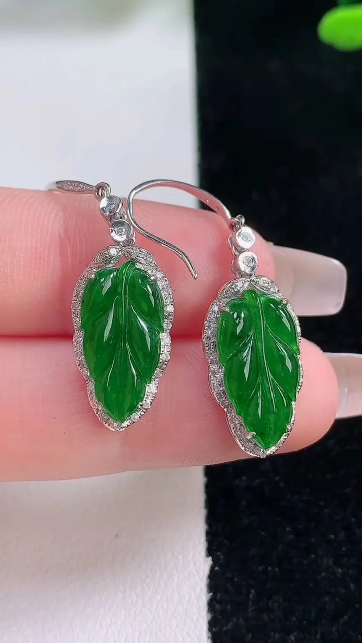 天然A货翡翠金枝玉叶 叶子耳坠，尺寸16-8.4-4.7，重量:3.58g
12月29日