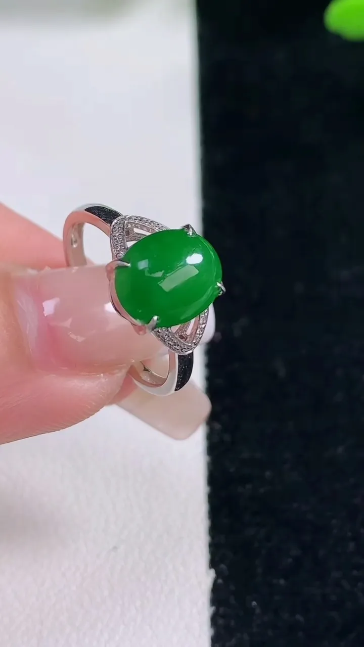 天然A货翡翠蛋面戒指，尺寸17-9.8-7.9-5.6，重量:2.52g2025年12月29日
工厂直销收藏佳品,种好水足，色泽均匀，有种有色，上手高大气！