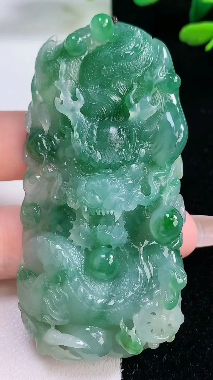 天然A货翡翠龙牌吊坠，尺寸706-33.6-11.6，重量:56.44g
12月29日