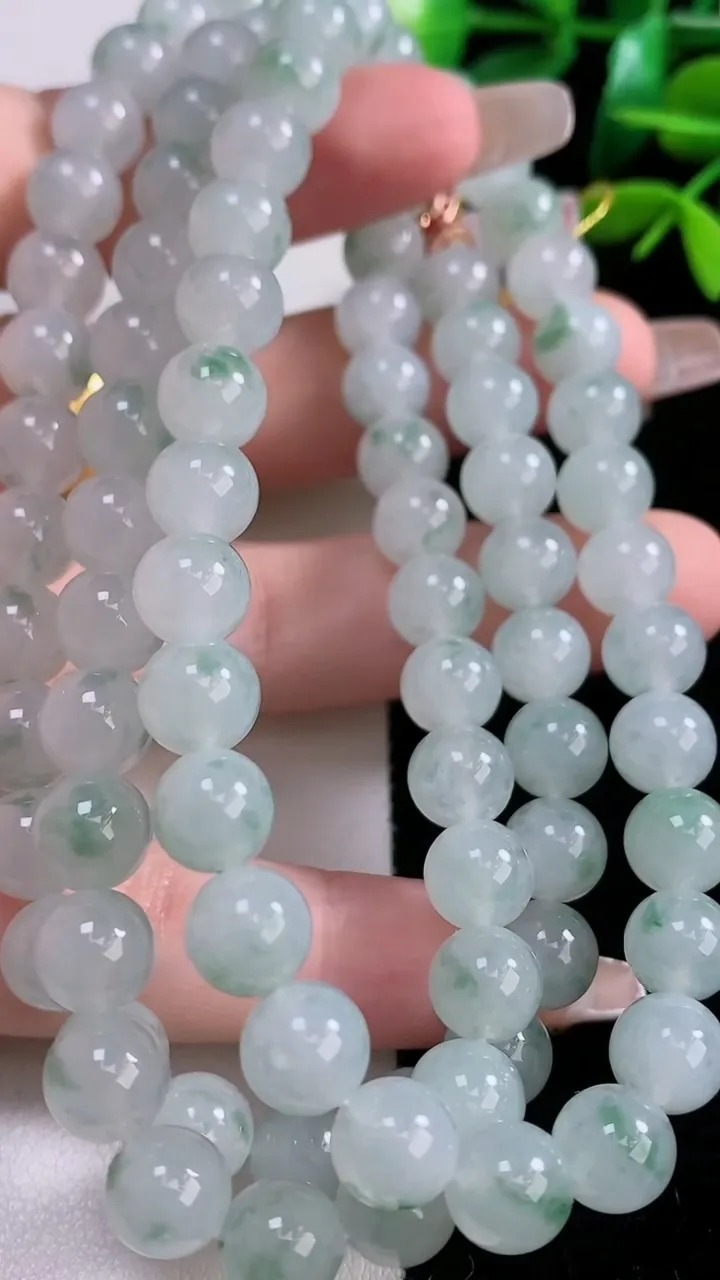 天然A货翡翠种飘花圆珠项链，尺寸8-88颗，重量:79.40g12月29日
工厂直销收藏佳品,种好水足，色泽均匀，有种有色，上手高大气！