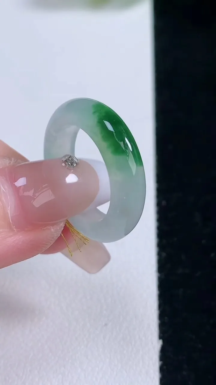 天然A货翡翠指环戒指，尺寸16.4-5.2-3.9，重量:3.81g2025年12月29日
工厂直销收藏佳品,种好水足，色泽均匀，有种有色，上手高大气！