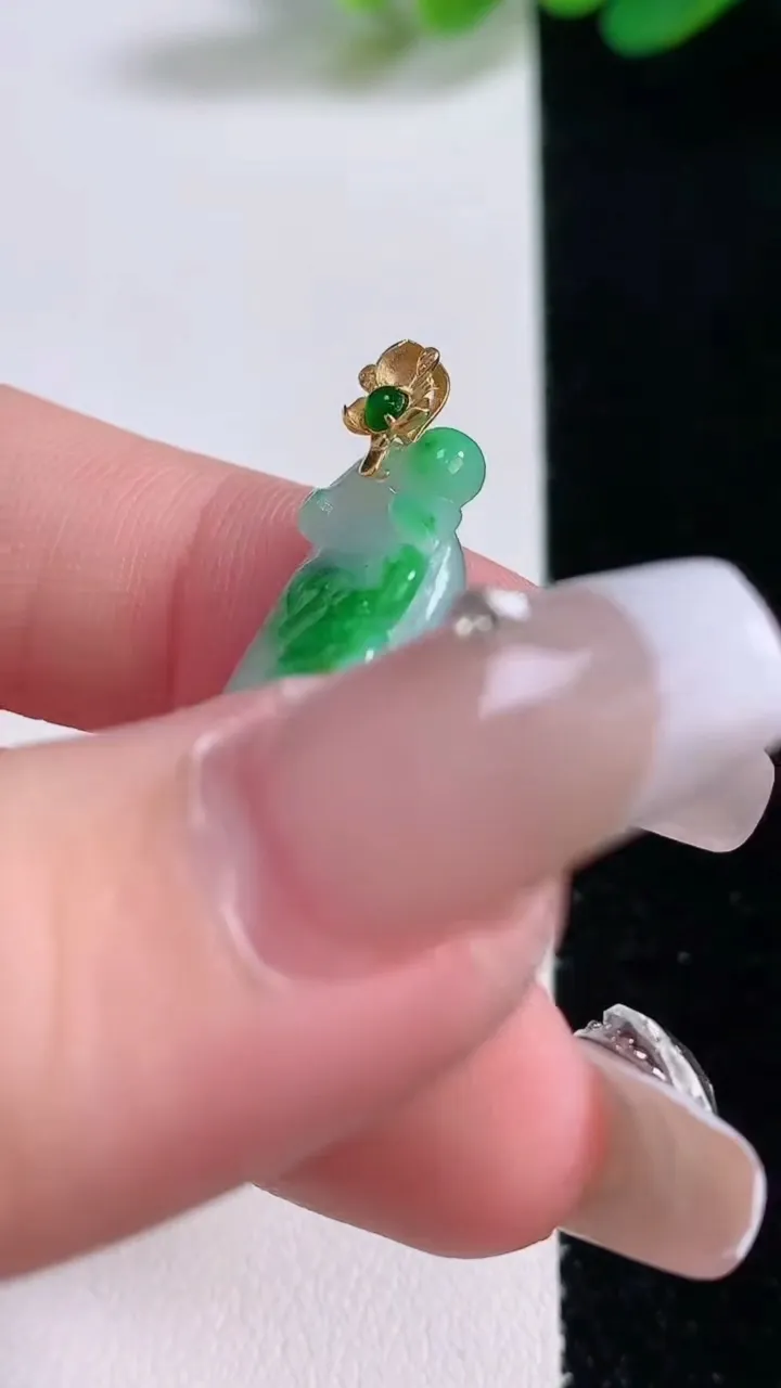 天然A货翡翠福瓜吊坠，尺寸28-12.6-11，重量:7.09g
12月29日