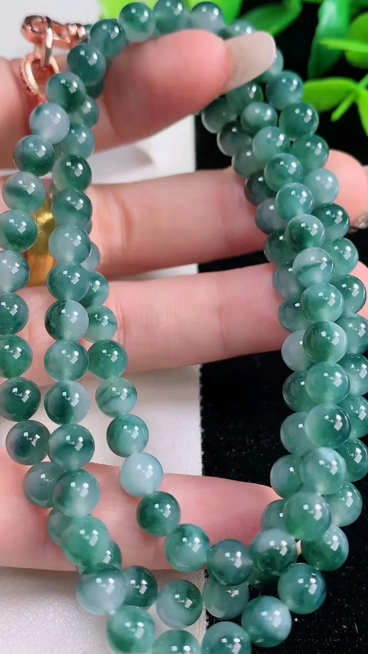 天然A货翡翠冰种飘花圆珠项链，尺寸5.9-108颗，重量:42.25g
12月29日