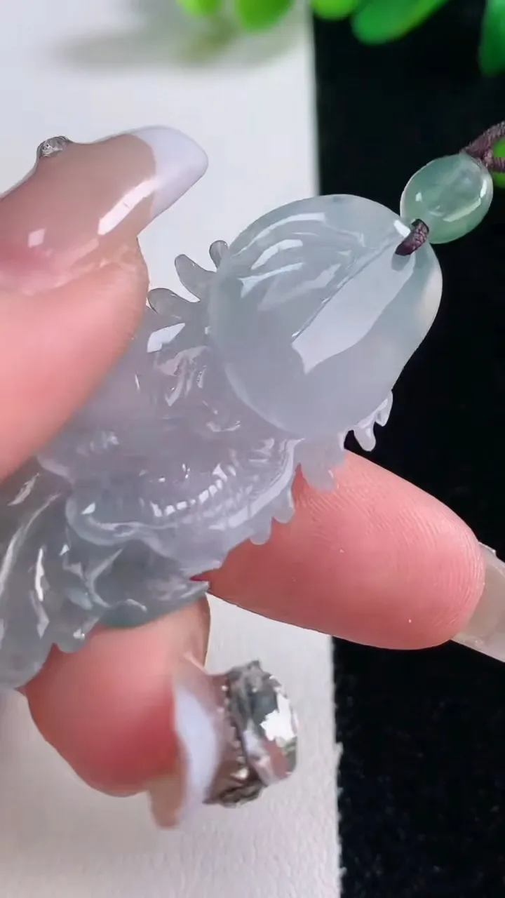 天然A货翡翠飘花凤凰吊坠，尺寸46.2-18.7-9.7，重量:11.79g
12月29日