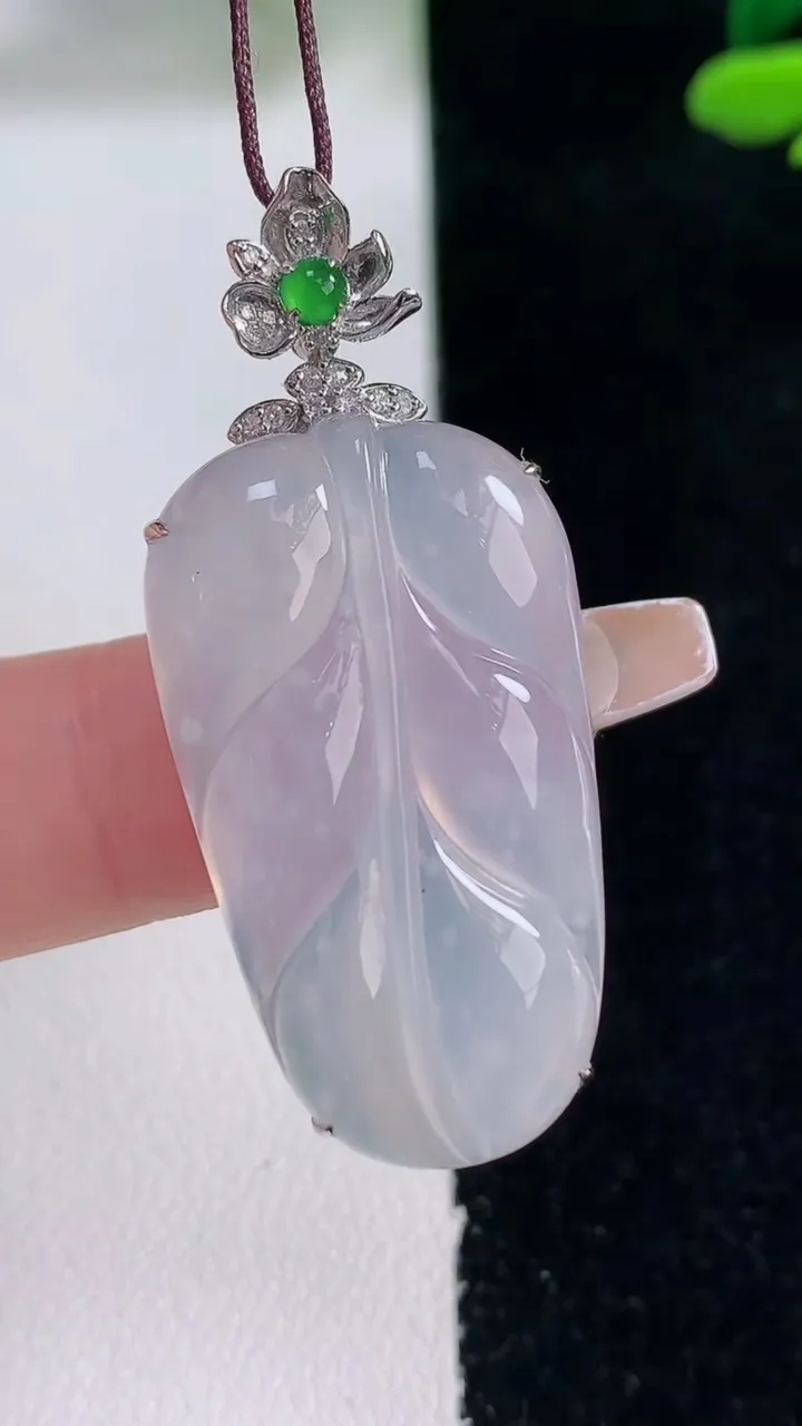 天然A货翡翠种白冰金枝玉叶 叶子吊坠，尺寸42-31.5-18.5-7.3，重量:7.51g
12月