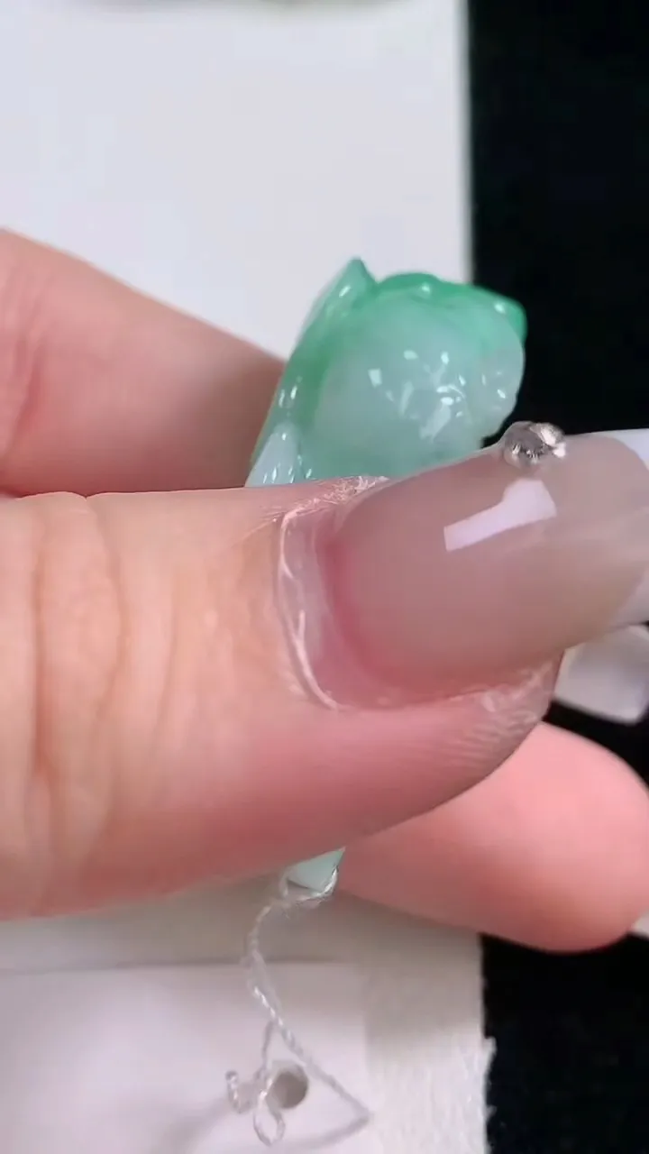 天然A货翡翠貔貅吊坠，尺寸37.8-18-12.4，重量:18.56g
12月29日