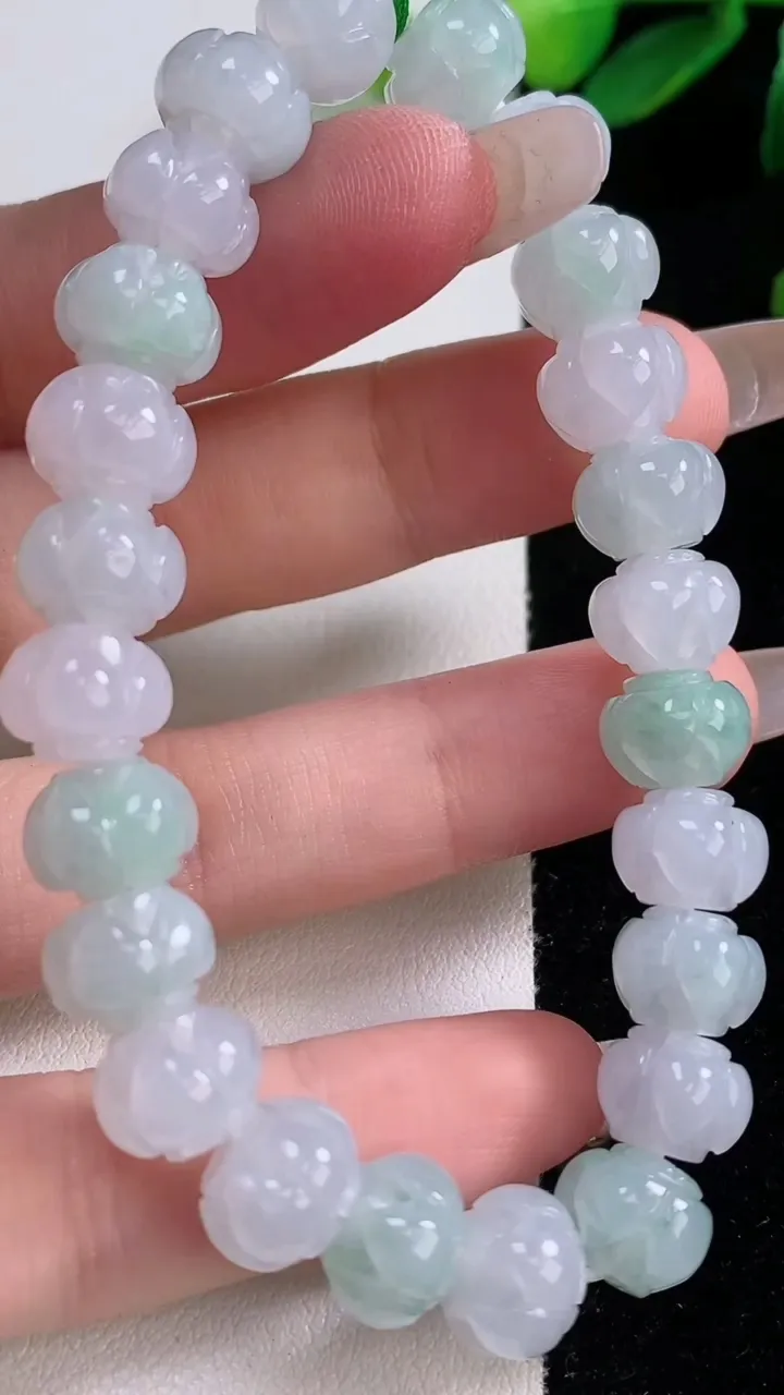 天然A货翡翠莲花手串，尺寸9.5-7.6-24颗，重量:29.25g12月29日
工厂直销收藏佳品,种好水足，色泽均匀，有种有色，上手高大气！