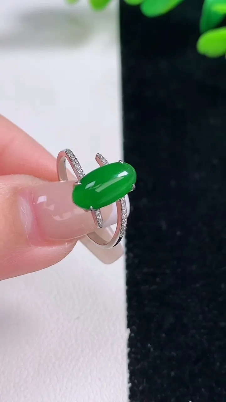 天然A货翡翠蛋面戒指，尺寸17.2-11.4-5.9-4.4，重量:2.57g2025年12月29日
工厂直销收藏佳品,种好水足，色泽均匀，有种有色，上手高大气！