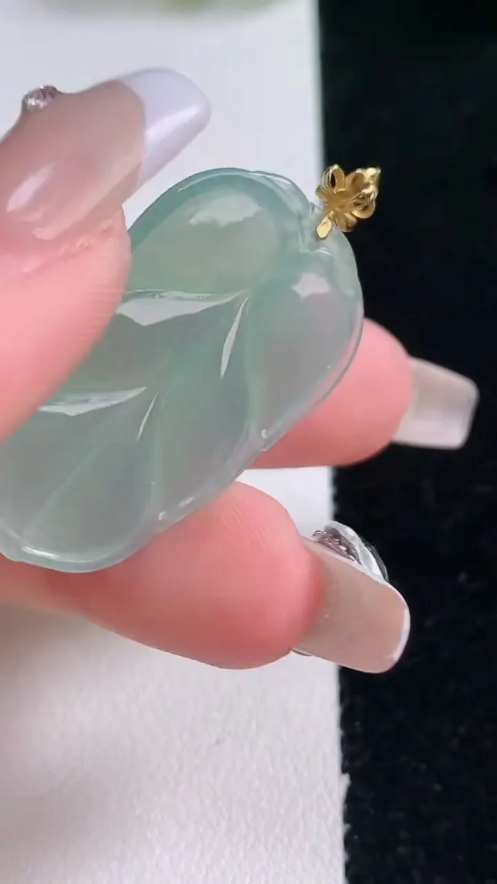 天然A货翡翠金枝玉叶 叶子吊坠，尺寸33.7-19.7-3.9，重量:5.14g
12月29日