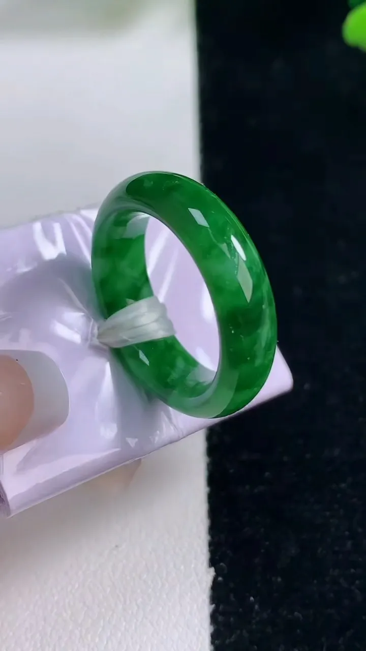 天然A货翡翠指环戒指，尺寸17.3-5.5-3.3，重量:5.43g2025年12月29日
工厂直销收藏佳品,种好水足，色泽均匀，有种有色，上手高大气！