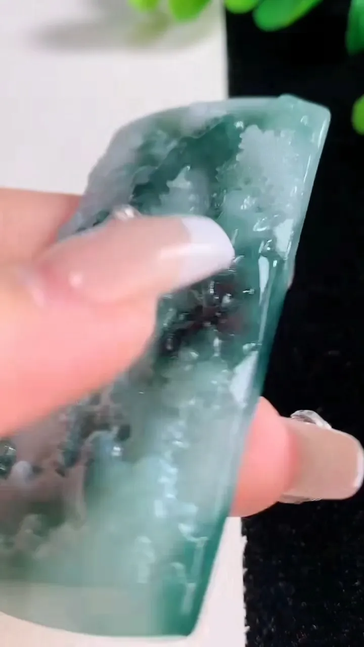 天然A货翡翠牌吊坠，尺寸67.8-37.3-6，重量:37.30g
12月29日