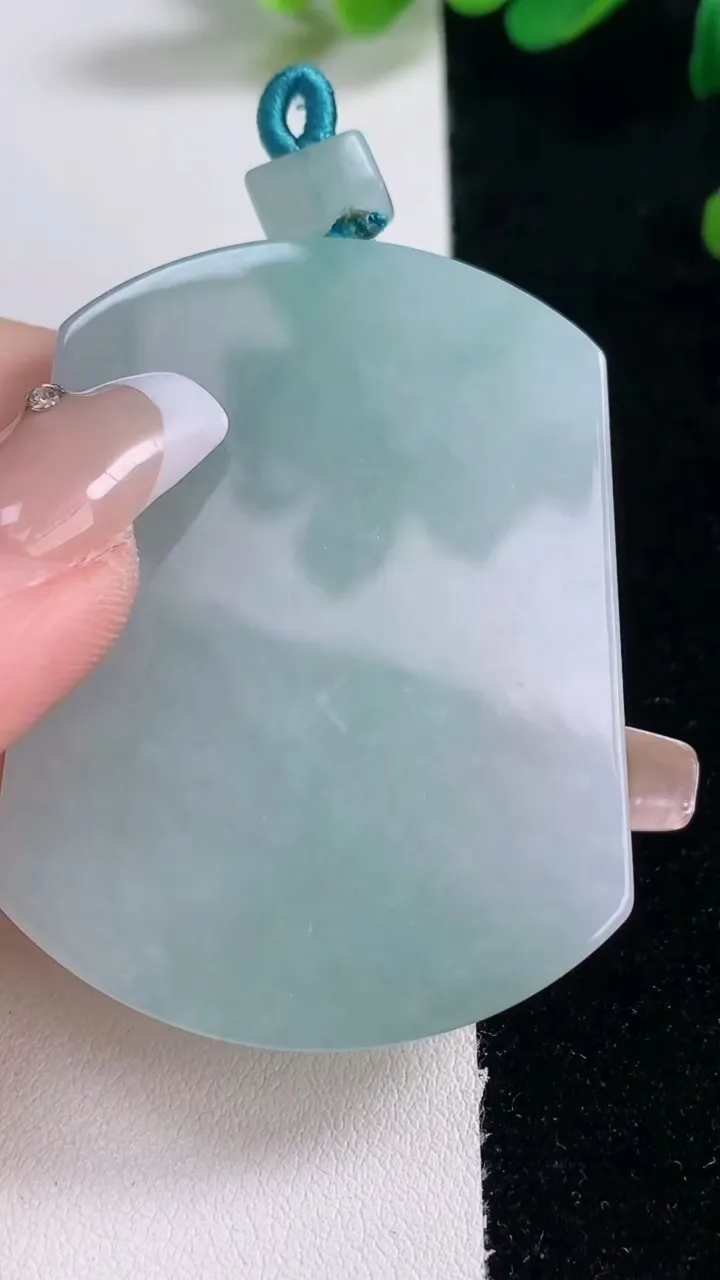 天然A货翡翠无事牌吊坠，尺寸53-40-5.2，重量:33.54g
12月29日