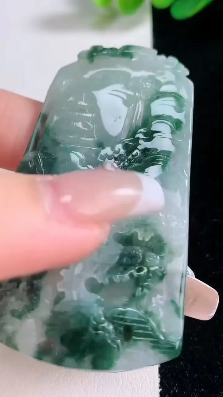 天然A货翡翠牌吊坠，尺寸67.7-39.8-5，重量:23.20g
12月29日