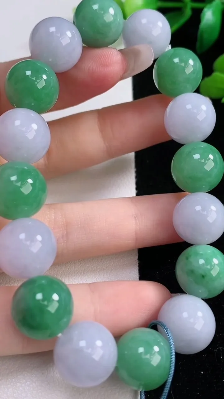 天然A货翡翠圆珠手串，尺寸12.8-16颗，重量:62.61g12月29日
工厂直销收藏佳品,种好水足，色泽均匀，有种有色，上手高大气！