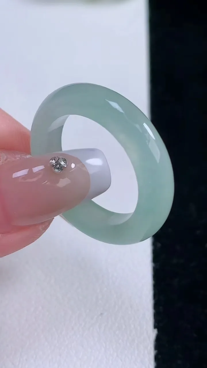 天然A货翡翠指环戒指，尺寸19.5-5.4-4.2，重量:5.24g2025年12月29日
工厂直销