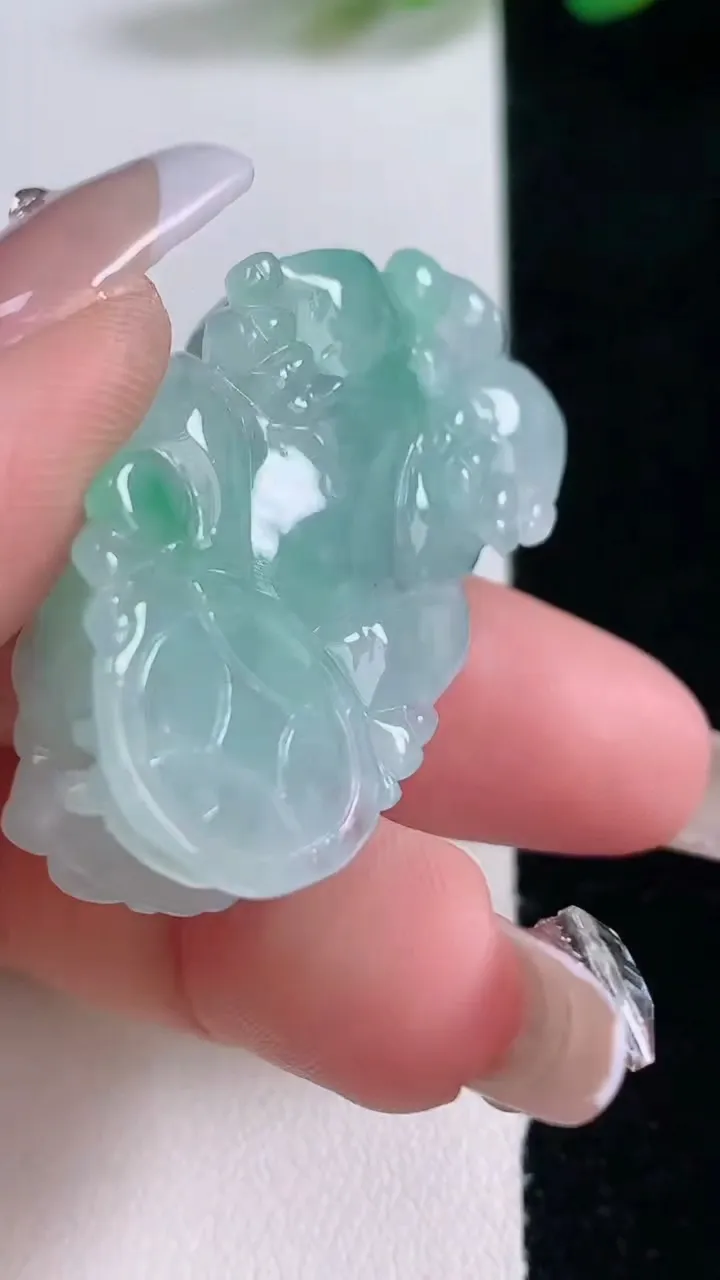 天然A货翡翠貔貅吊坠，尺寸40.7-21-10.8，重量:23.87g
12月29日