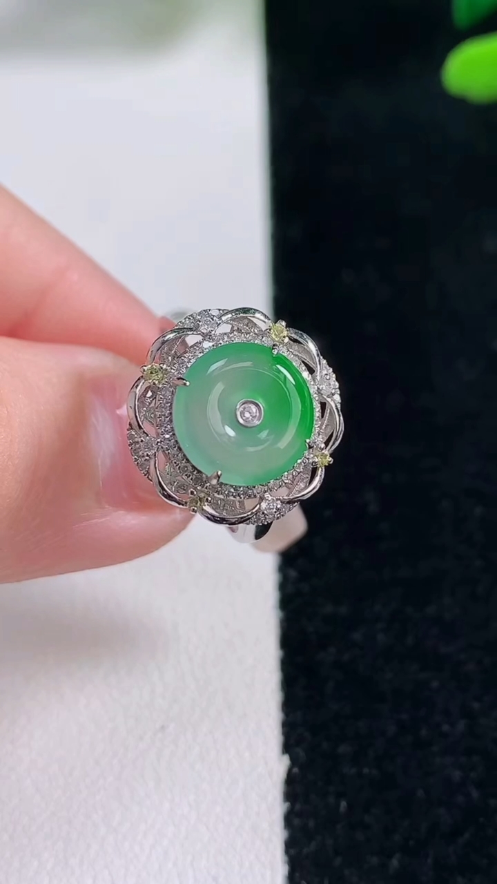 天然A货翡翠平安扣戒指，尺寸16.8-9.3-7.2，重量:3.15g2025年12月29日
工厂直