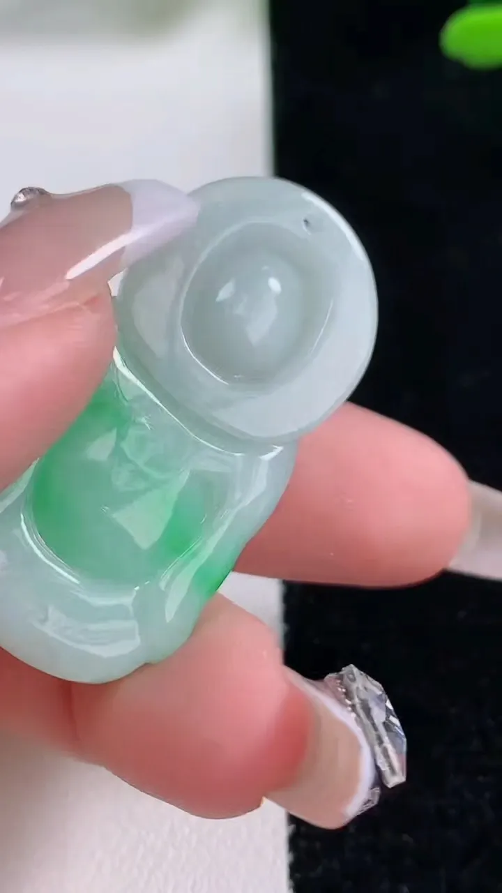 天然A货翡翠财神爷吊坠，尺寸39.5-19.4-9.1，重量:12.71g
12月29日