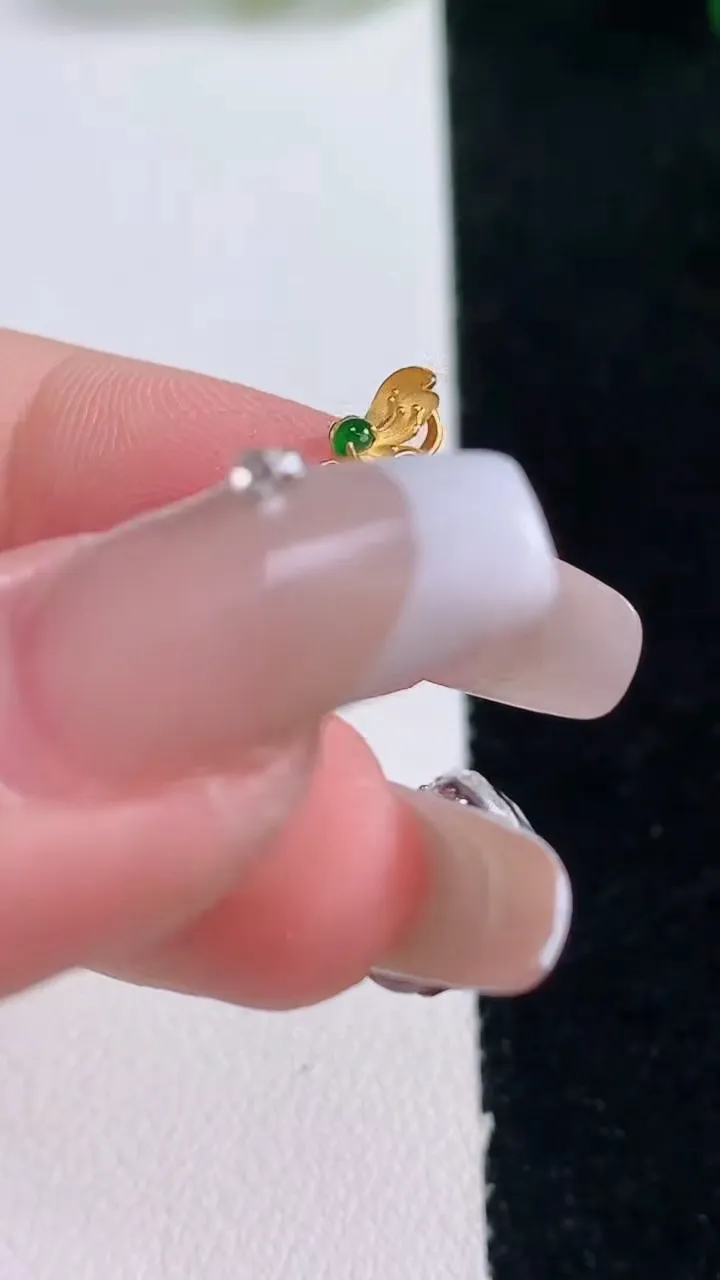 天然A货翡翠18K金紫罗兰水滴吊坠，尺寸17.4-14-8，重量:3.10g
12月29日