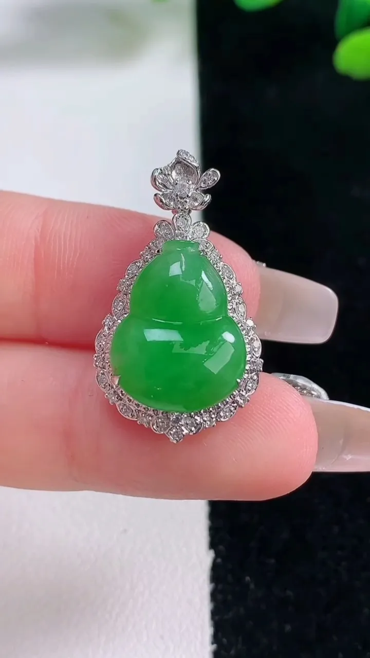 天然A货翡翠葫芦吊坠，尺寸28.5-16.2-8.1，裸石16-12.5重量:3.62g
12月29日