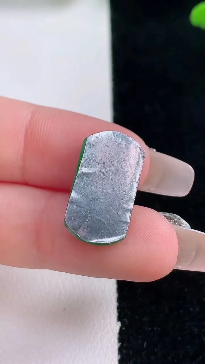 天然A货翡翠马鞍戒面，尺寸19.7-10.8-3.8，重量:1.94g2025年12月29日
工厂直销收藏佳品,种好水足，色泽均匀，有种有色，上手高大气！