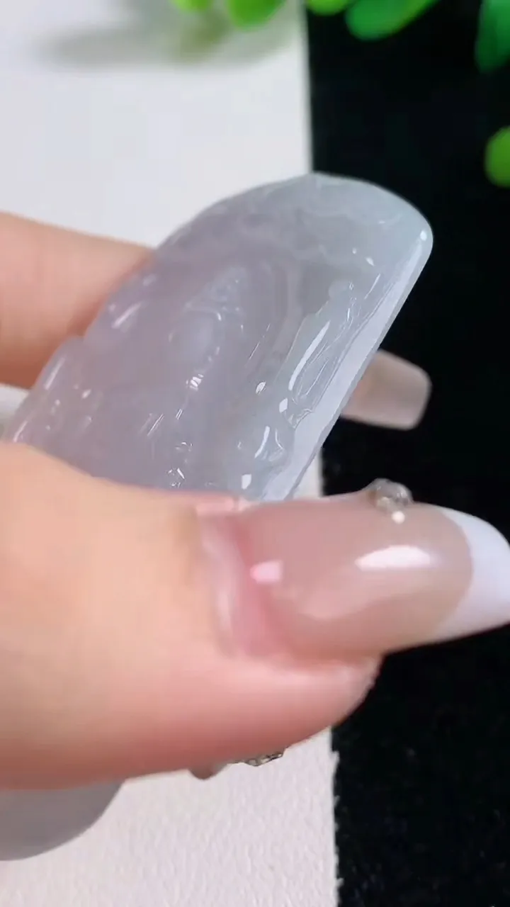 天然A货翡翠大势至菩萨吊坠，尺寸63.2-39.6-4.9，重量:28.33g
12月29日