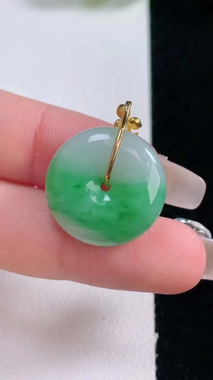 天然A货翡翠平安扣吊坠，尺寸20-5.6，重量:5.37g
12月29日