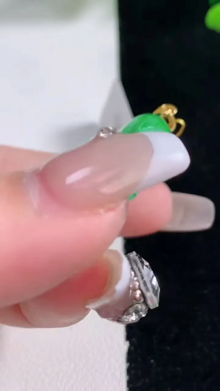 天然A货翡翠山水牌吊坠，尺寸43.3-34.2-5.8，重量:20.00g
12月29日