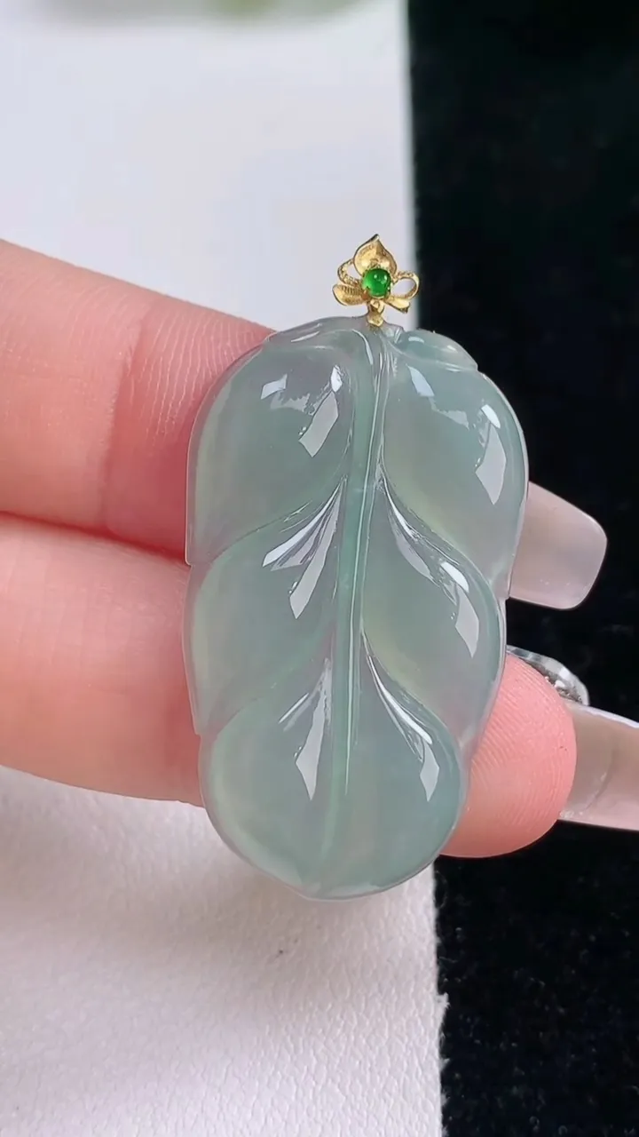 天然A货翡翠金枝玉叶 叶子吊坠，尺寸33.7-19.7-3.9，重量:5.14g
12月29日