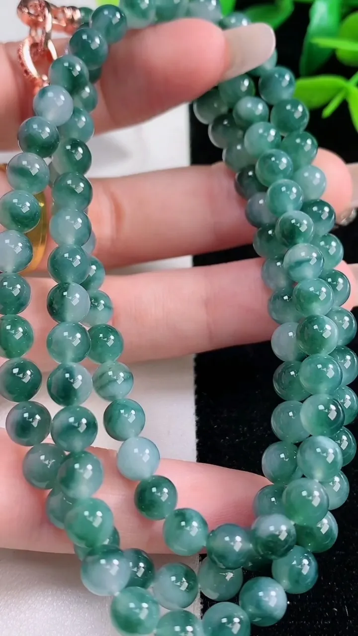 天然A货翡翠冰种飘花圆珠项链，尺寸5.9-108颗，重量:42.25g
12月29日