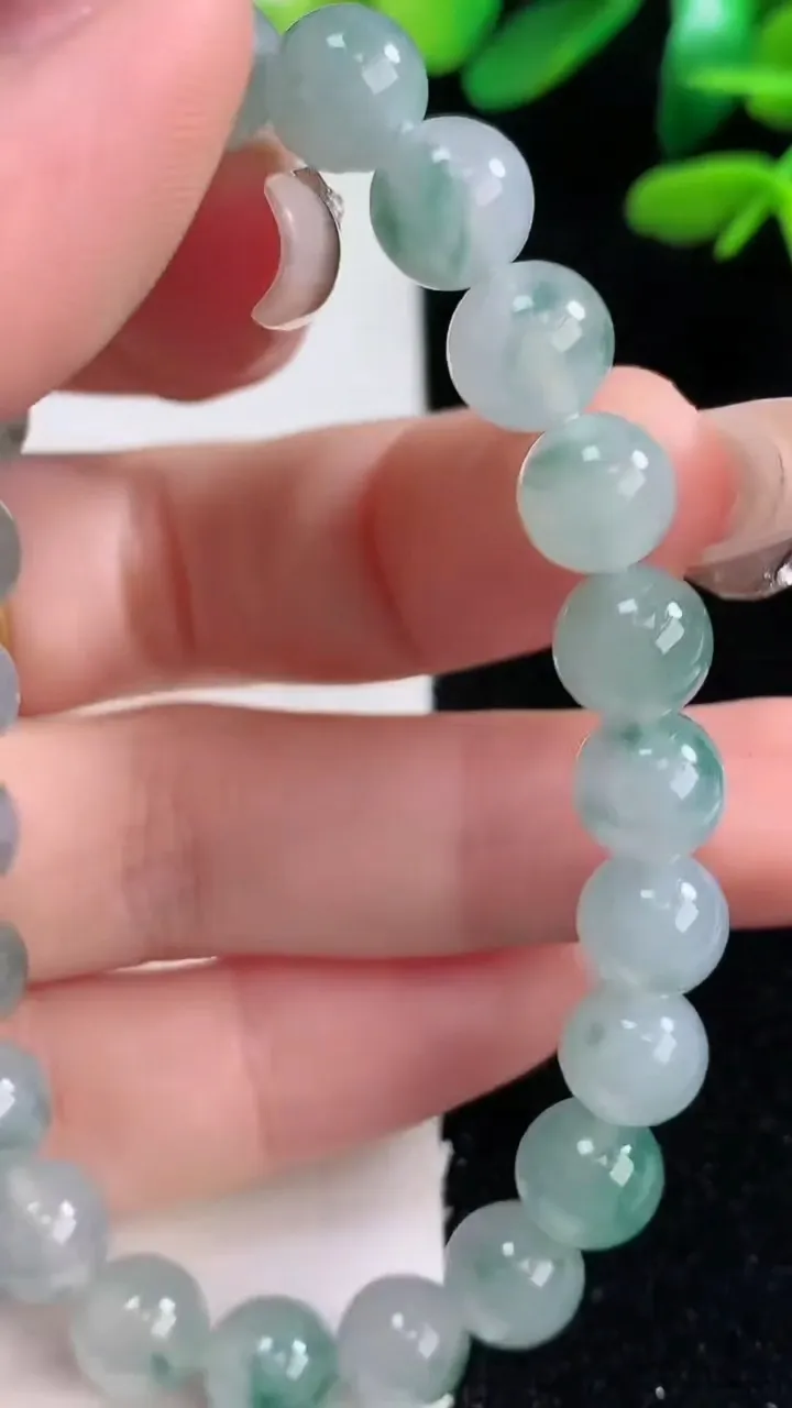 天然A货翡翠种飘花圆珠手串，尺寸8-23颗，重量:19.70g12月29日
工厂直销收藏佳品,种好水足，色泽均匀，有种有色，上手高大气！