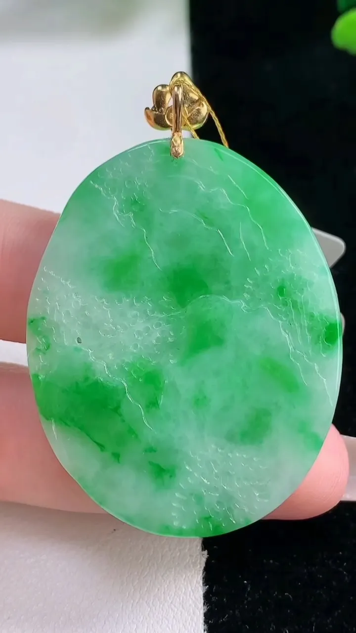 天然A货翡翠山水牌吊坠，尺寸43.3-34.2-5.8，重量:20.00g
12月29日