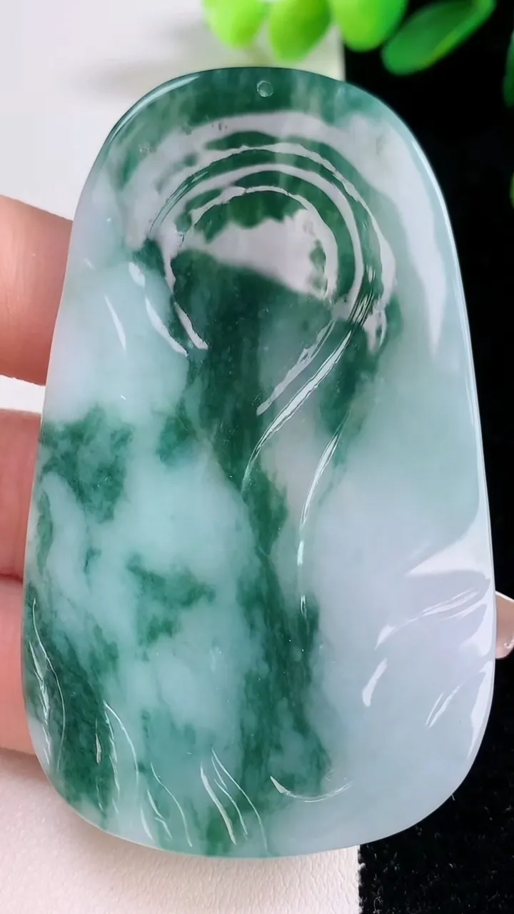 天然A货翡翠飘花佛头吊坠，尺寸72-42.7-5.1，重量:35.35g
12月29日