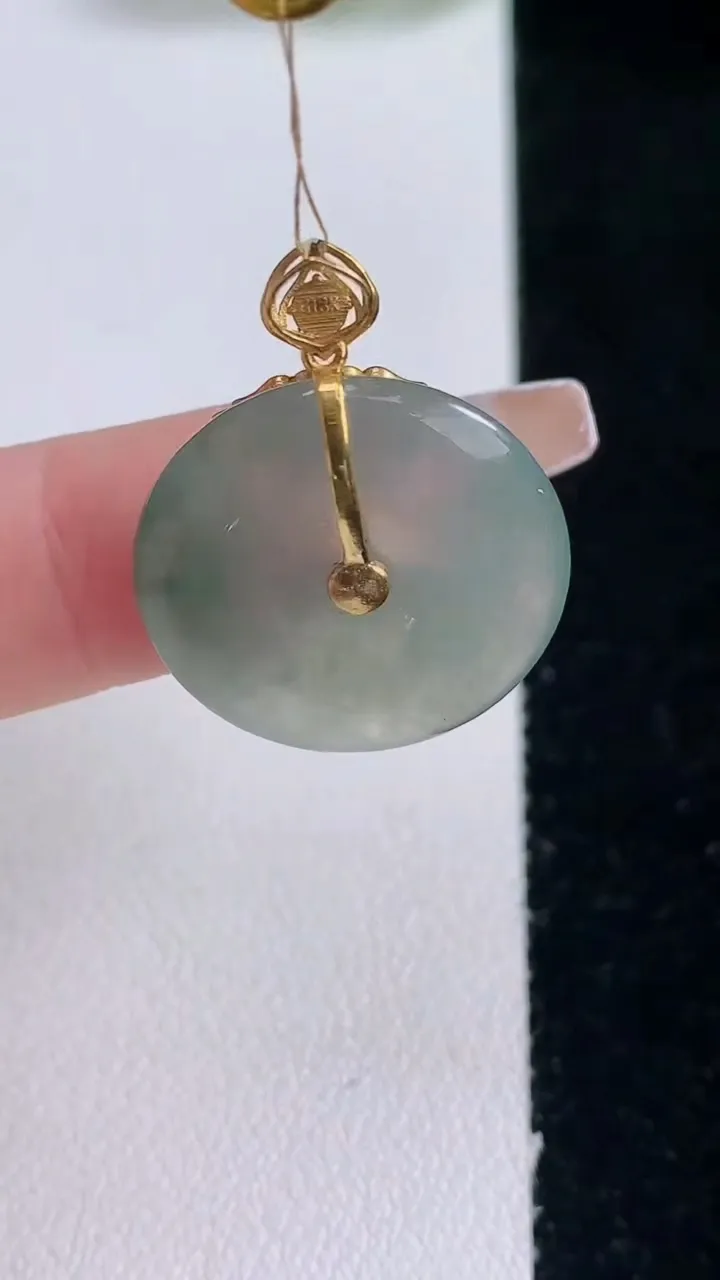 天然A货翡翠种飘花平安扣吊坠，尺寸20-4.3，重量:4.70g
12月29日