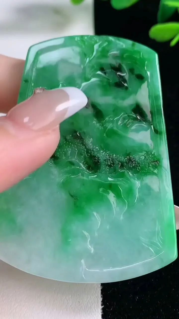 天然A货翡翠山水牌吊坠，尺寸65-45-6.5，重量:47.07g
12月29日