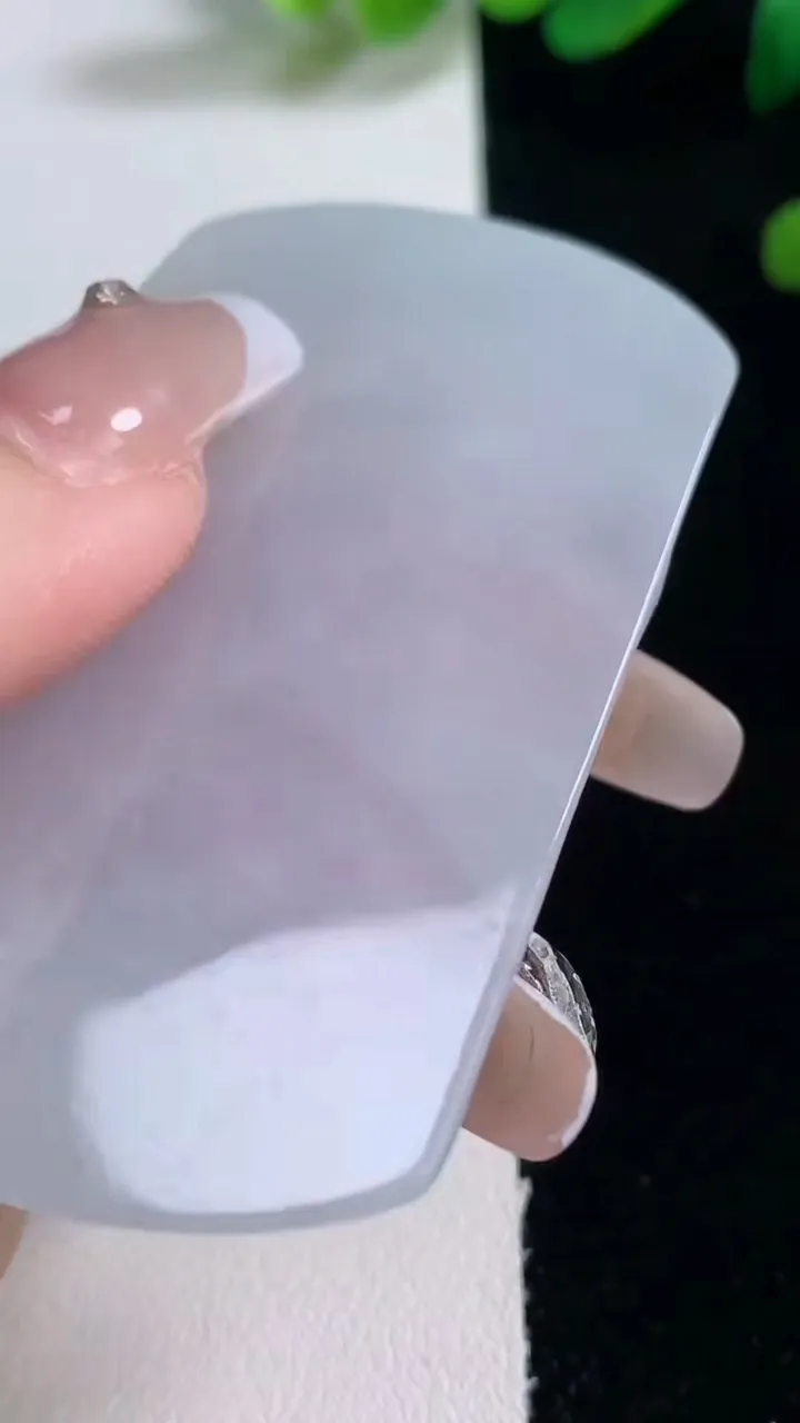 天然A货翡翠大势至菩萨吊坠，尺寸63.2-39.6-4.9，重量:28.33g
12月29日