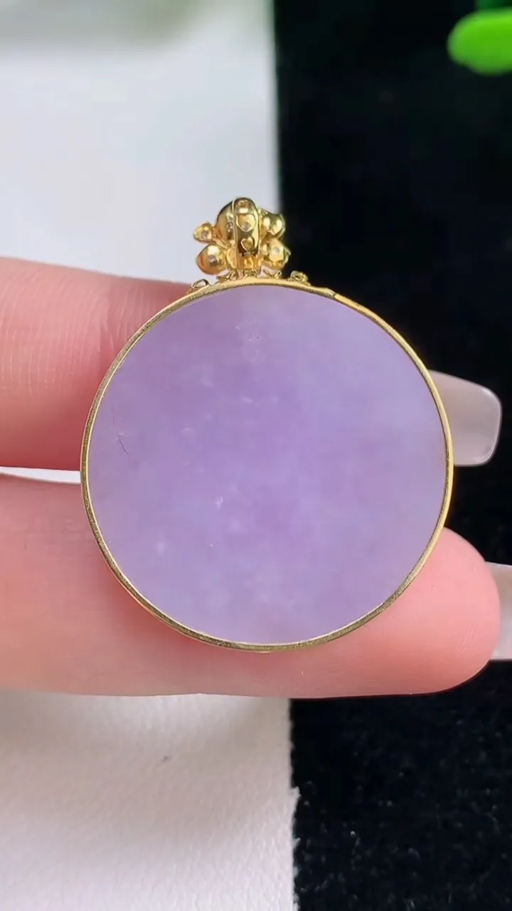 天然A货翡翠18K金紫罗兰无事牌吊坠，尺寸26.4-3.8，重量:8.09g
12月29日